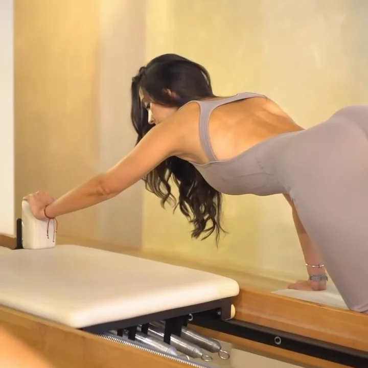 Ejercicio de estiramiento sobre el reformer